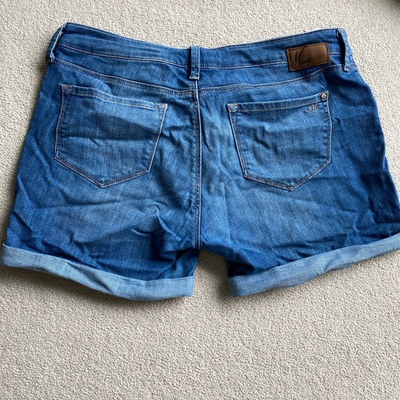 Mavi Jean shorts, with rolled cuff size 29, like new - Picture 2 of 4